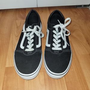 Vans Old Skool - Black- Youth 7 (womens 8.5) - like new condition - Barely Used